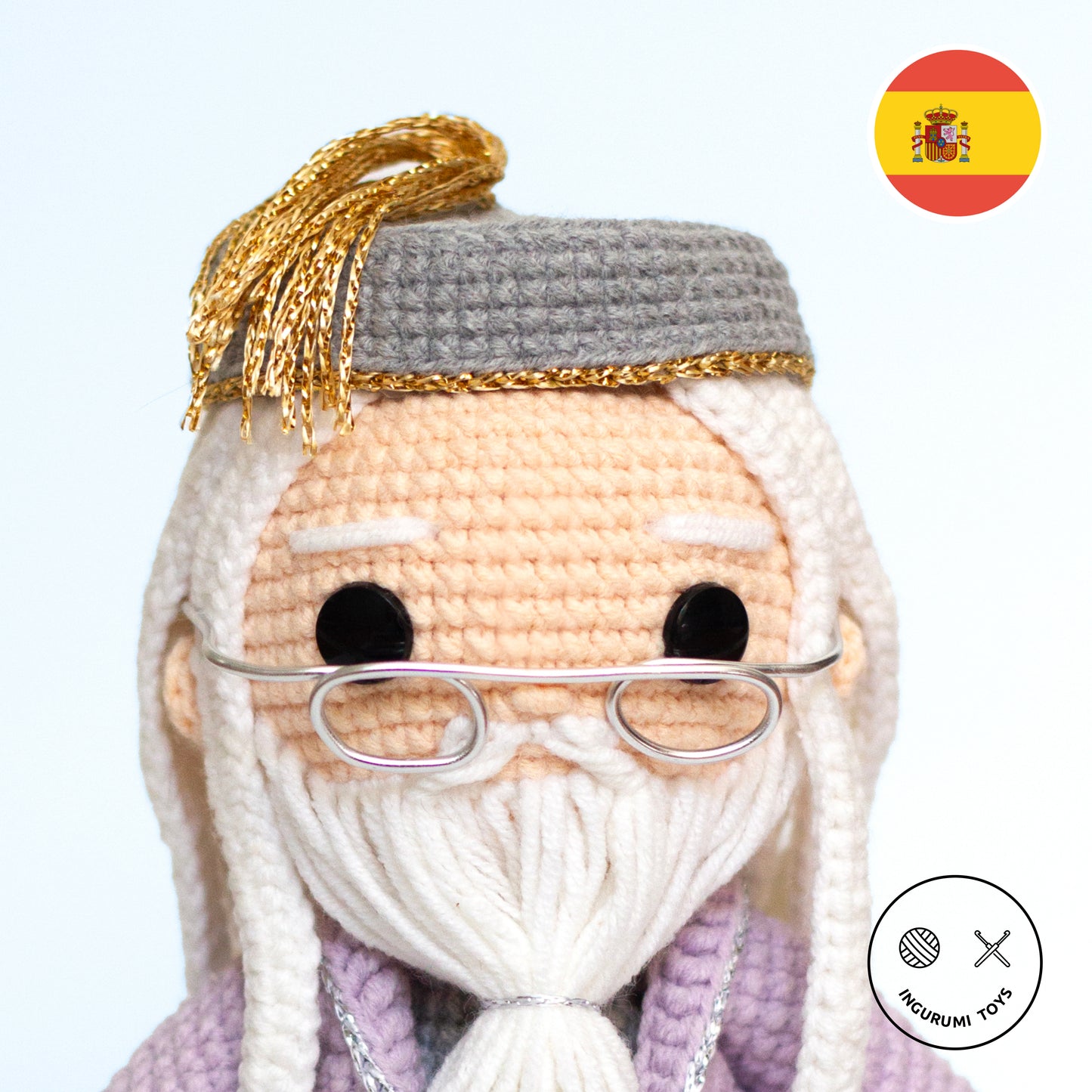 Patrón de amigurumi tejido a ganchillo – muñeco de Dumbledore, personaje de Harry Potter y director de Hogwarts, con capa lila y gafas icónicas en forma de media luna.