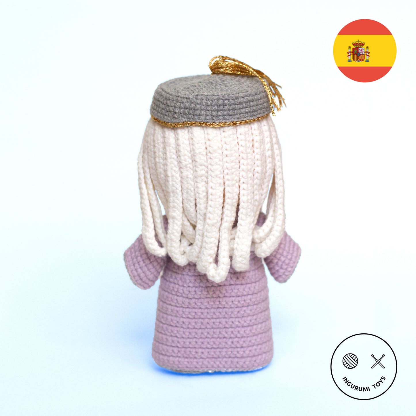 Patrón de amigurumi tejido a ganchillo – muñeco de Dumbledore, personaje de Harry Potter y director de Hogwarts, con capa lila y gafas icónicas en forma de media luna.