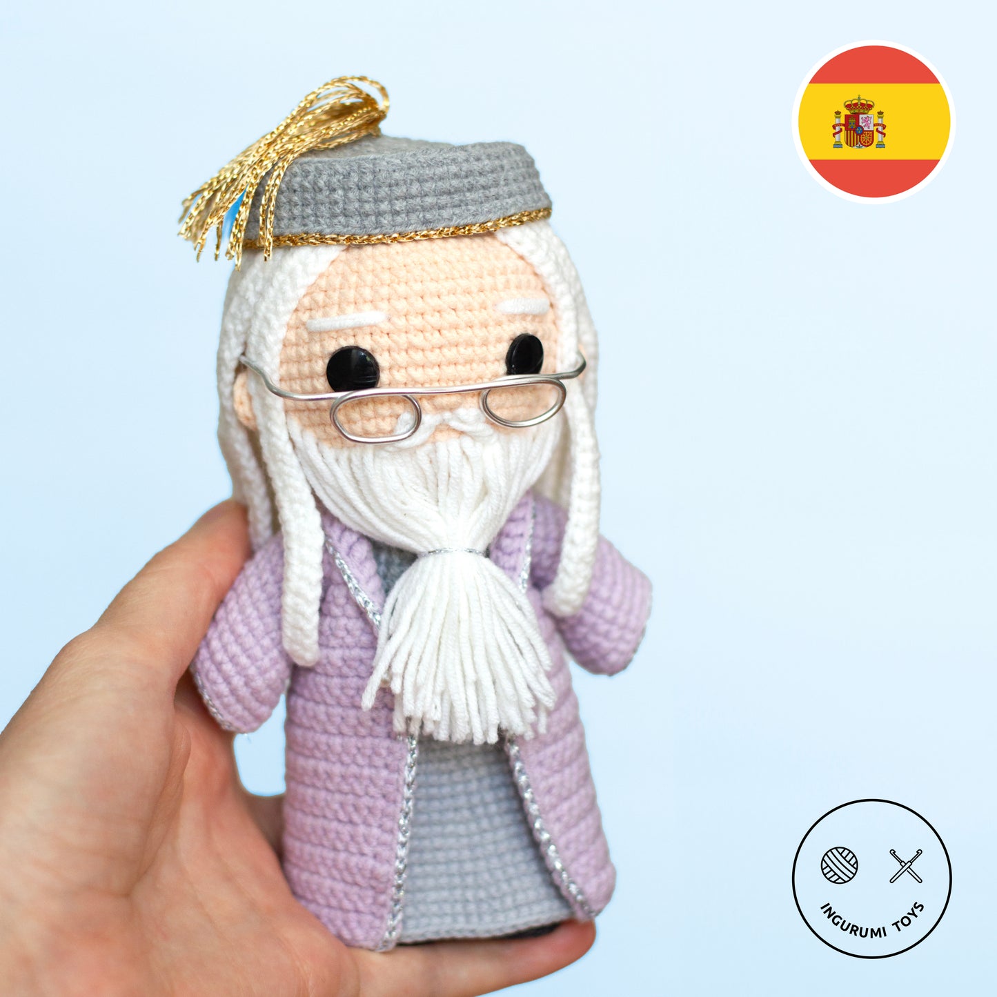 Patrón de amigurumi tejido a ganchillo – muñeco de Dumbledore, personaje de Harry Potter y director de Hogwarts, con capa lila y gafas icónicas en forma de media luna.