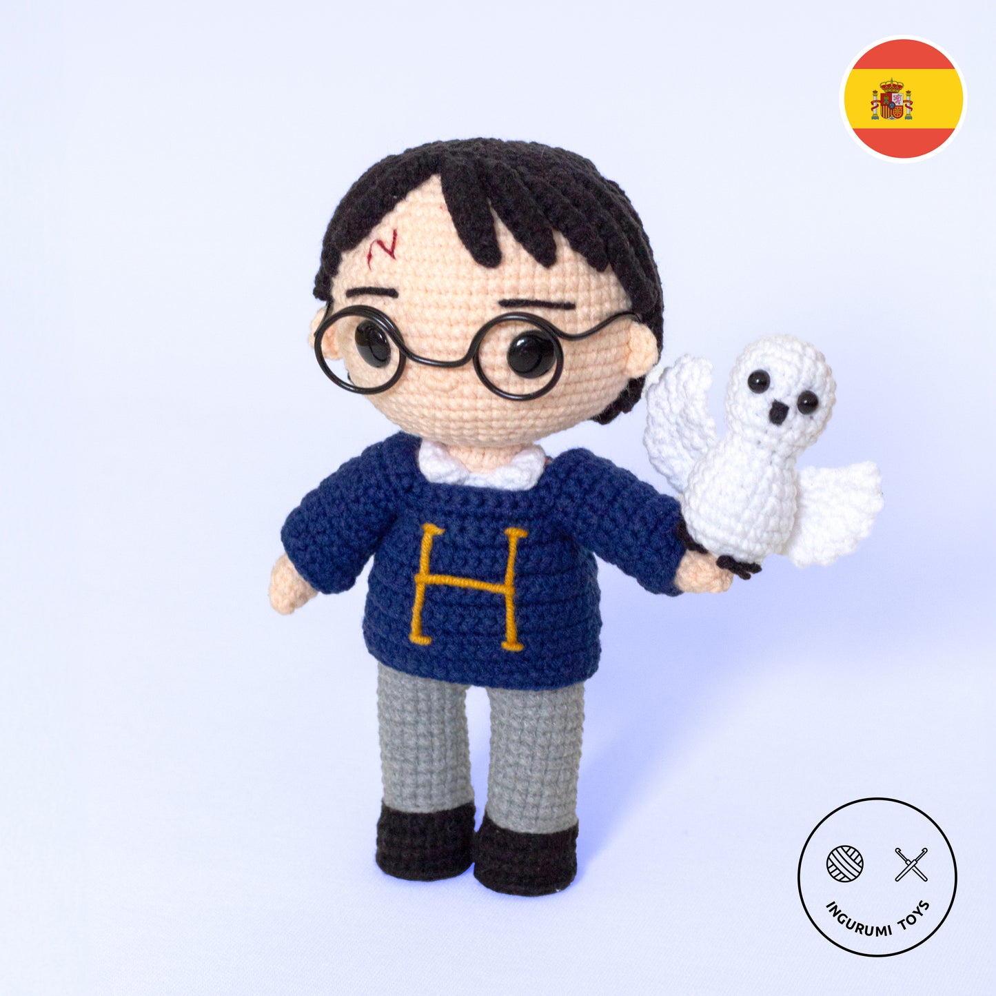 Patrón de amigurumi de Harry Potter con muñeco en suéter azul con una letra 'H' bordada y búho Hedwig tejido a ganchillo.