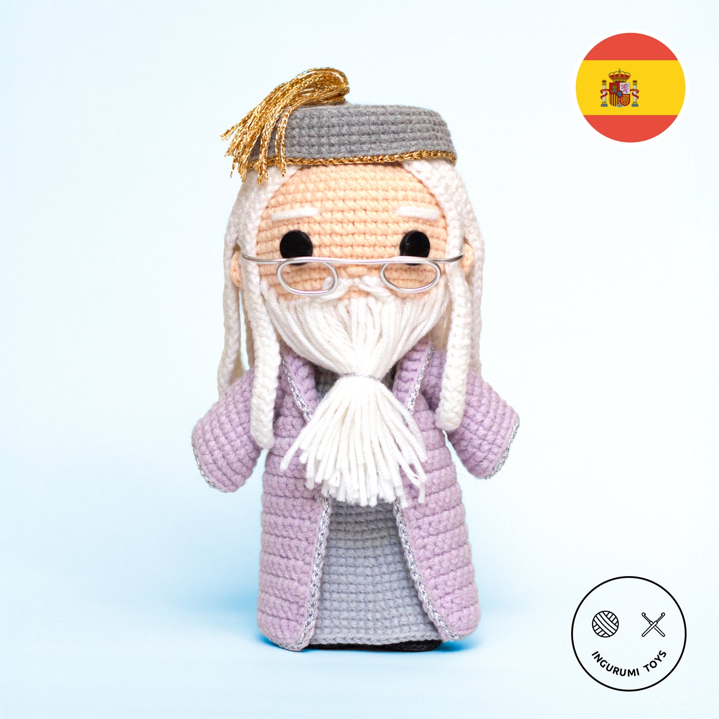 Patrón de amigurumi tejido a ganchillo – muñeco de Dumbledore, personaje de Harry Potter y director de Hogwarts, con capa lila y gafas icónicas en forma de media luna.