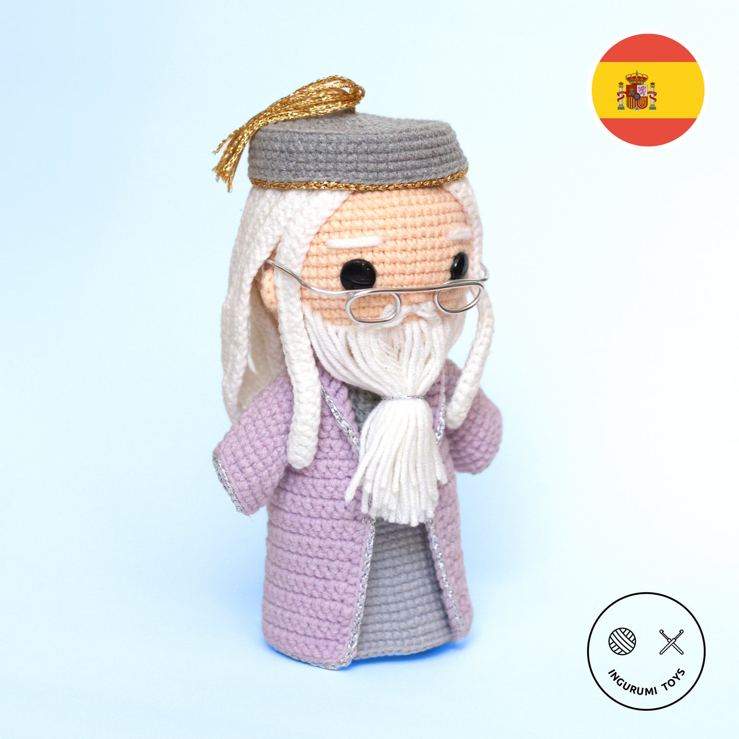 Patrón de amigurumi tejido a ganchillo – muñeco de Dumbledore, personaje de Harry Potter y director de Hogwarts, con capa lila y gafas icónicas en forma de media luna.