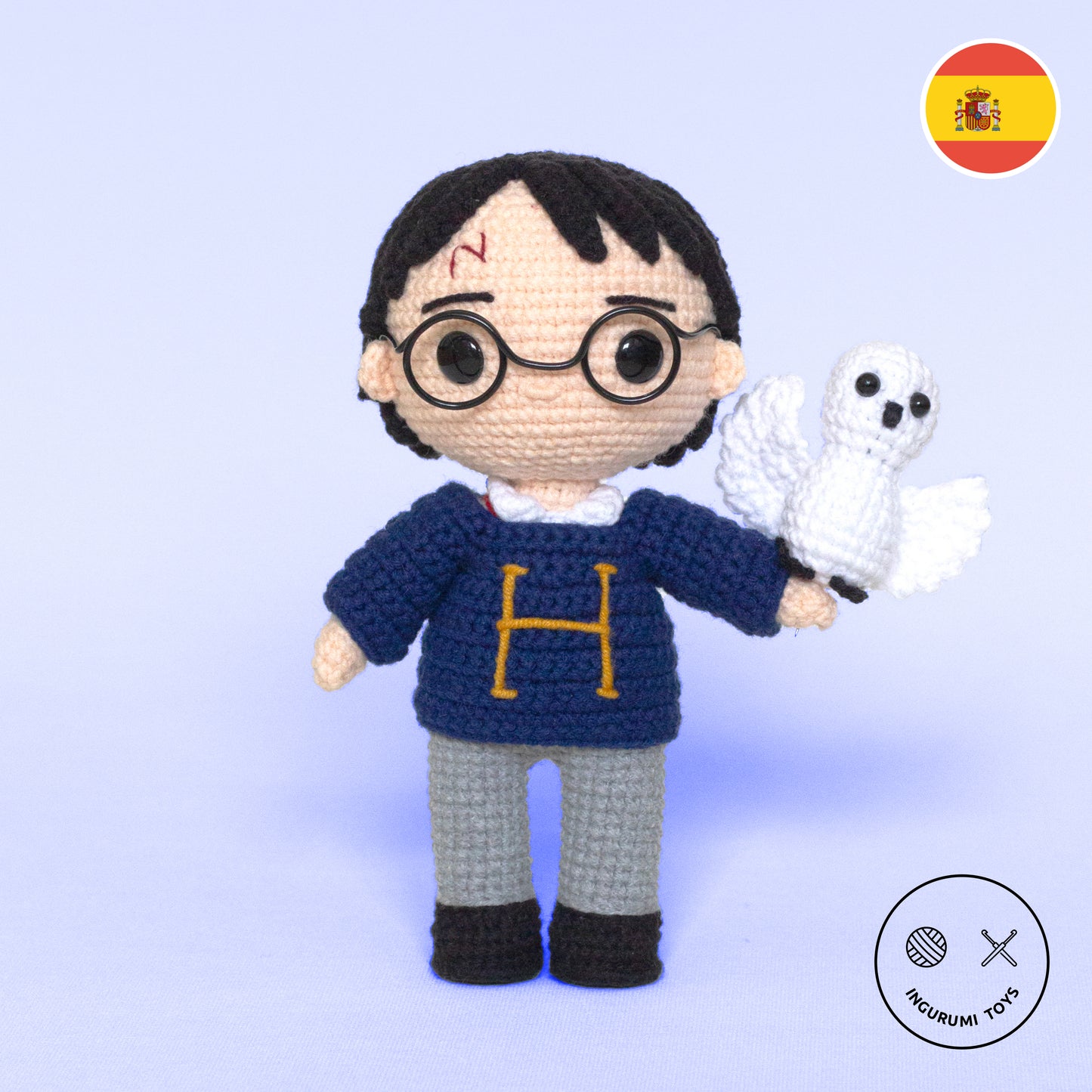 Patrón de amigurumi de Harry Potter con muñeco en suéter azul con una letra 'H' bordada y búho Hedwig tejido a ganchillo
