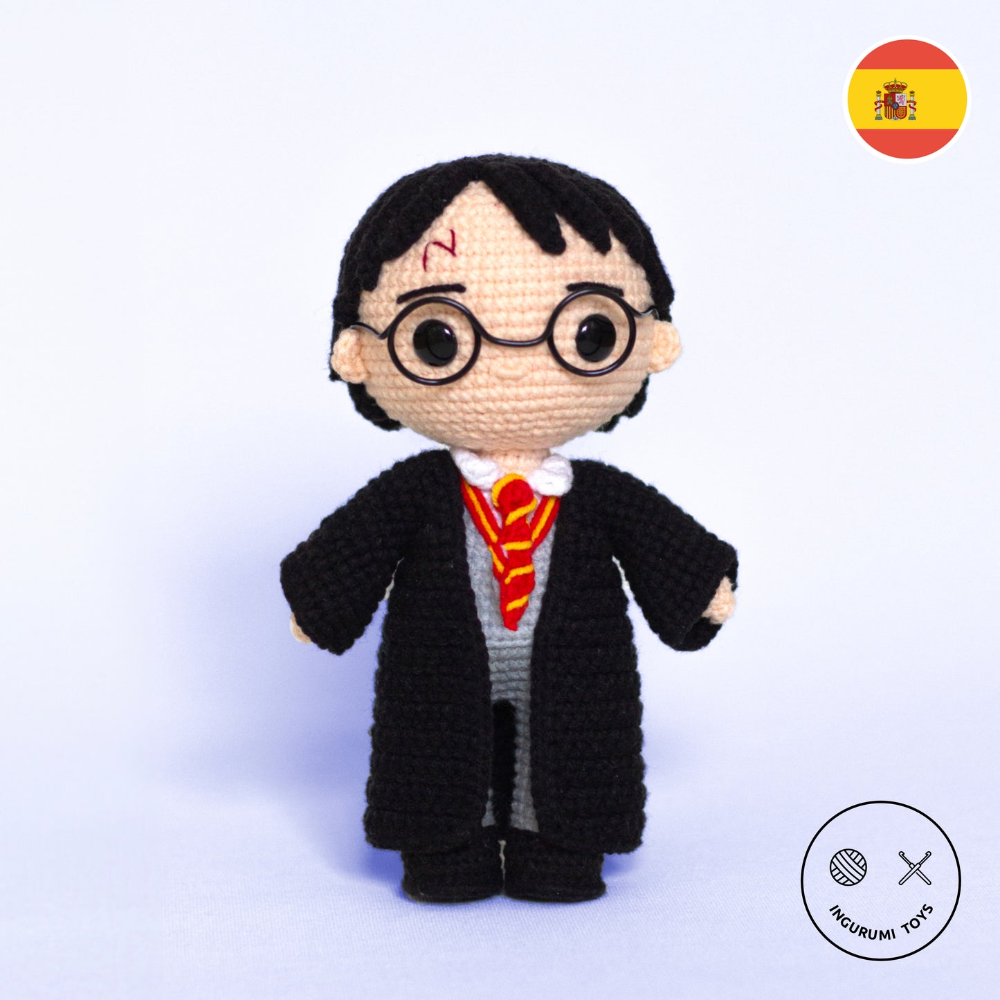 Patrón de amigurumi de Harry Potter con muñeco en capa negra, corbata roja y amarilla y búho Hedwig tejido a ganchillo.