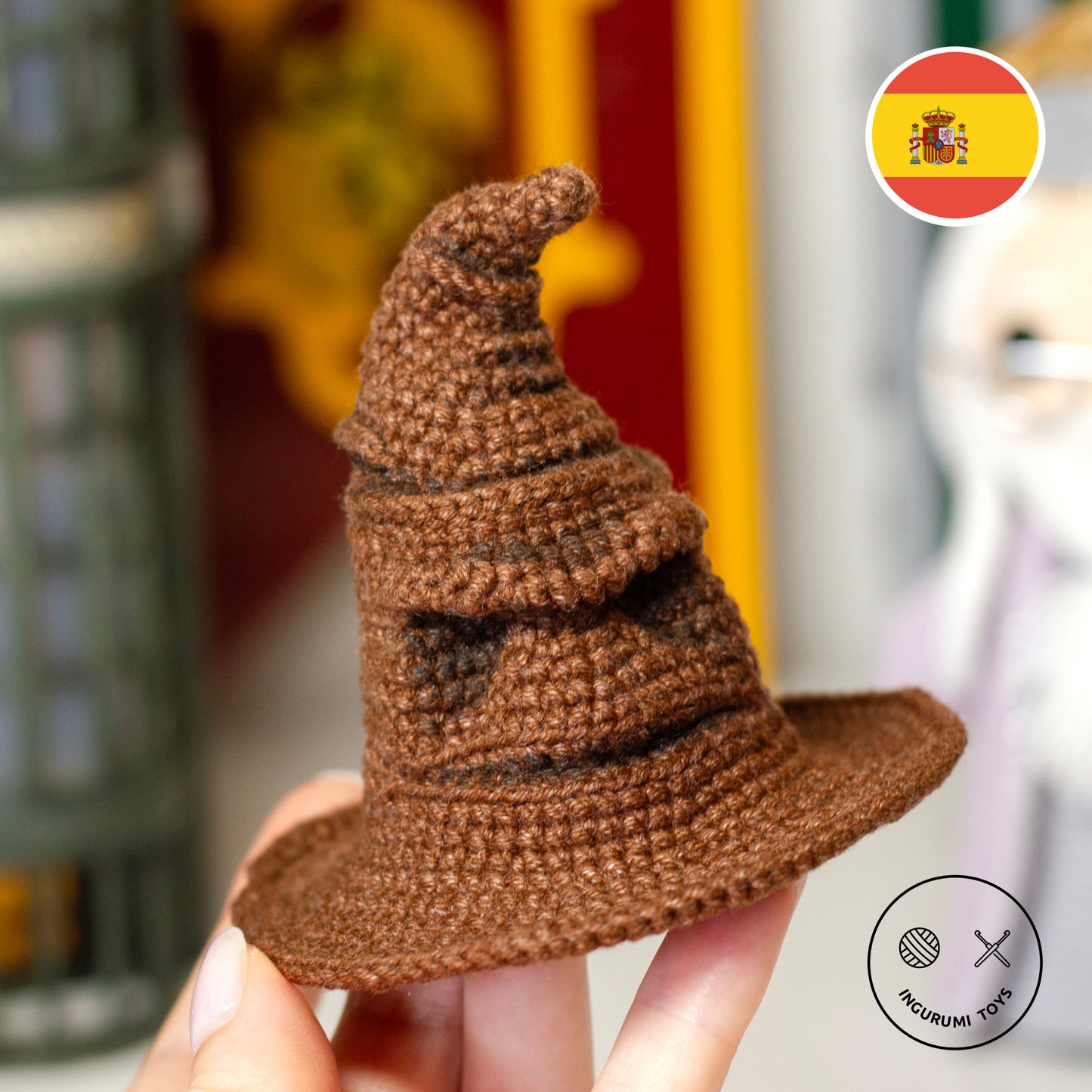 Juguete amigurumi de ganchillo del Sombrero Seleccionador de Harry Potter, con pliegues detallados y una cara, hecho con hilo marrón.