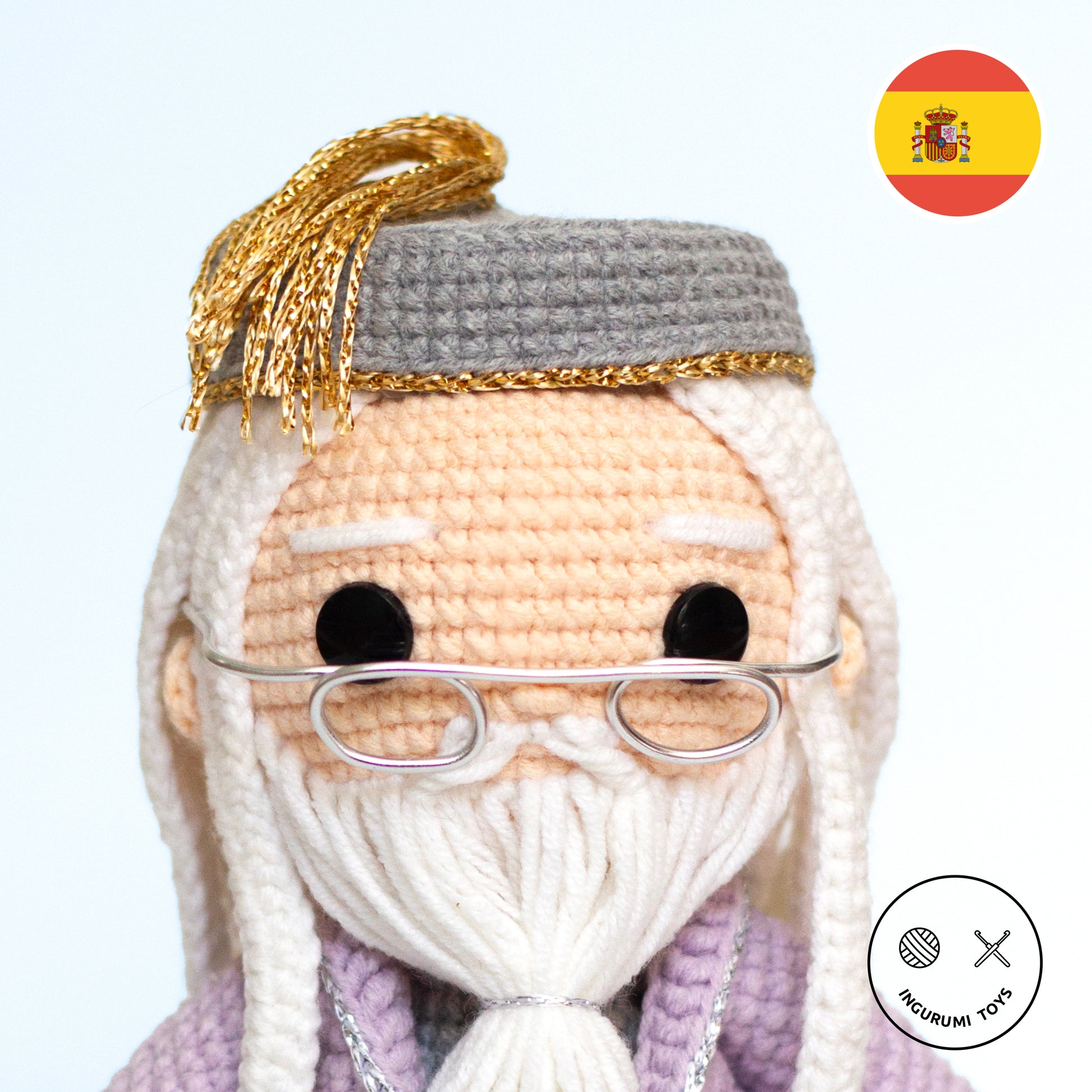Patrón de amigurumi tejido a ganchillo – muñeco de Dumbledore, personaje de Harry Potter y director de Hogwarts, con capa lila y gafas icónicas en forma de media luna.