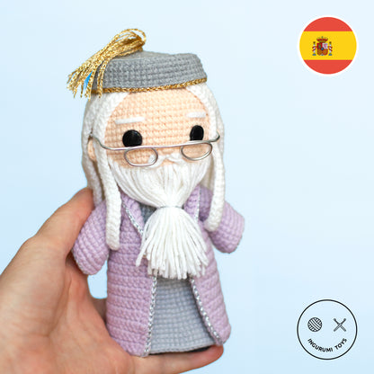 Patrón de amigurumi tejido a ganchillo – muñeco de Dumbledore, personaje de Harry Potter y director de Hogwarts, con capa lila y gafas icónicas en forma de media luna.