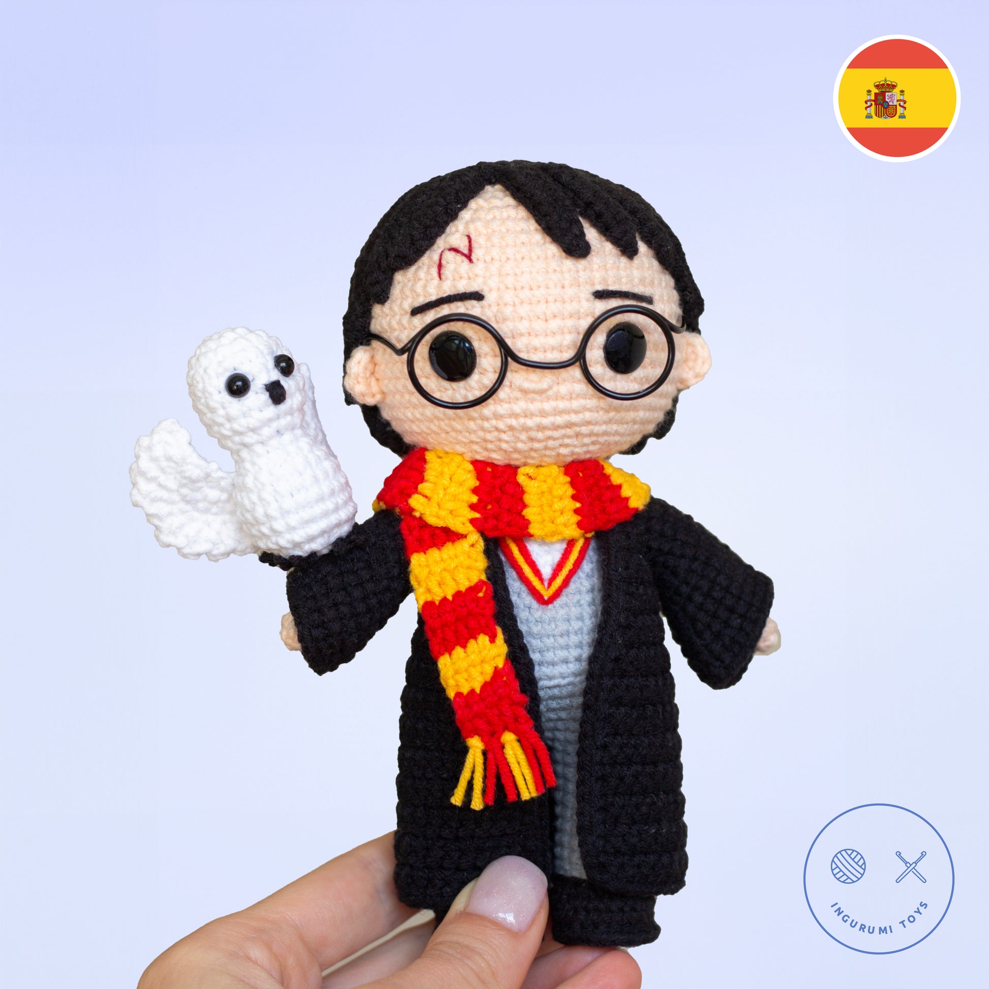 Patrón de amigurumi de Harry Potter tejido a ganchillo — muñeco con capa negra, bufanda roja y amarilla de Gryffindor y búho Hedwig tejido a ganchillo.