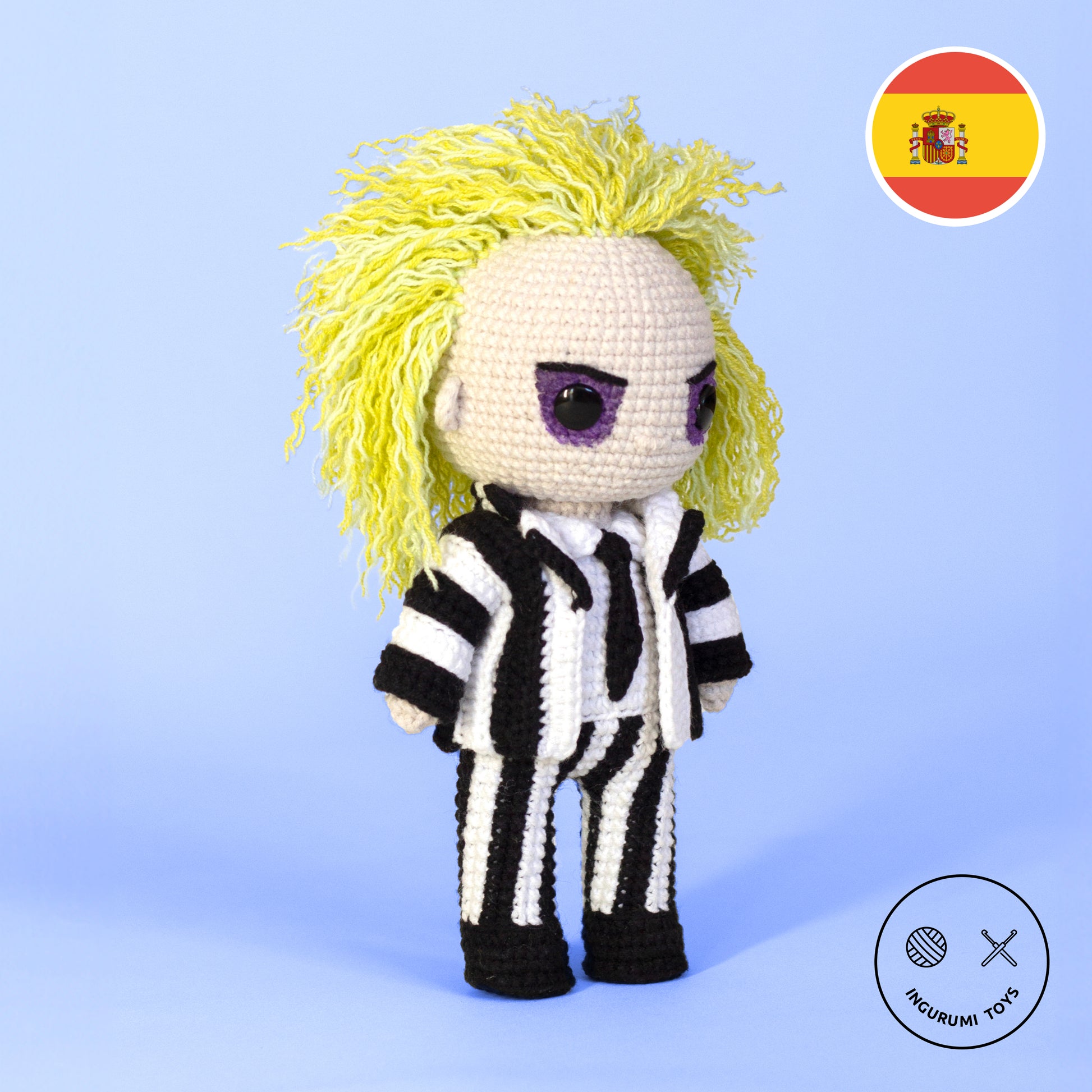 Juguete amigurumi de Beetlejuice hecho a mano con técnica de crochet, patrón PDF descargable.