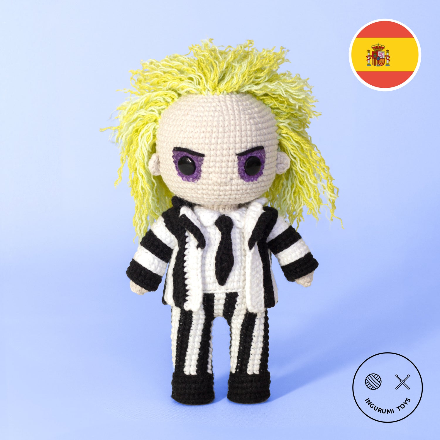 Muñeco amigurumi de Beetlejuice hecho a mano con técnica de crochet, patrón PDF descargable.