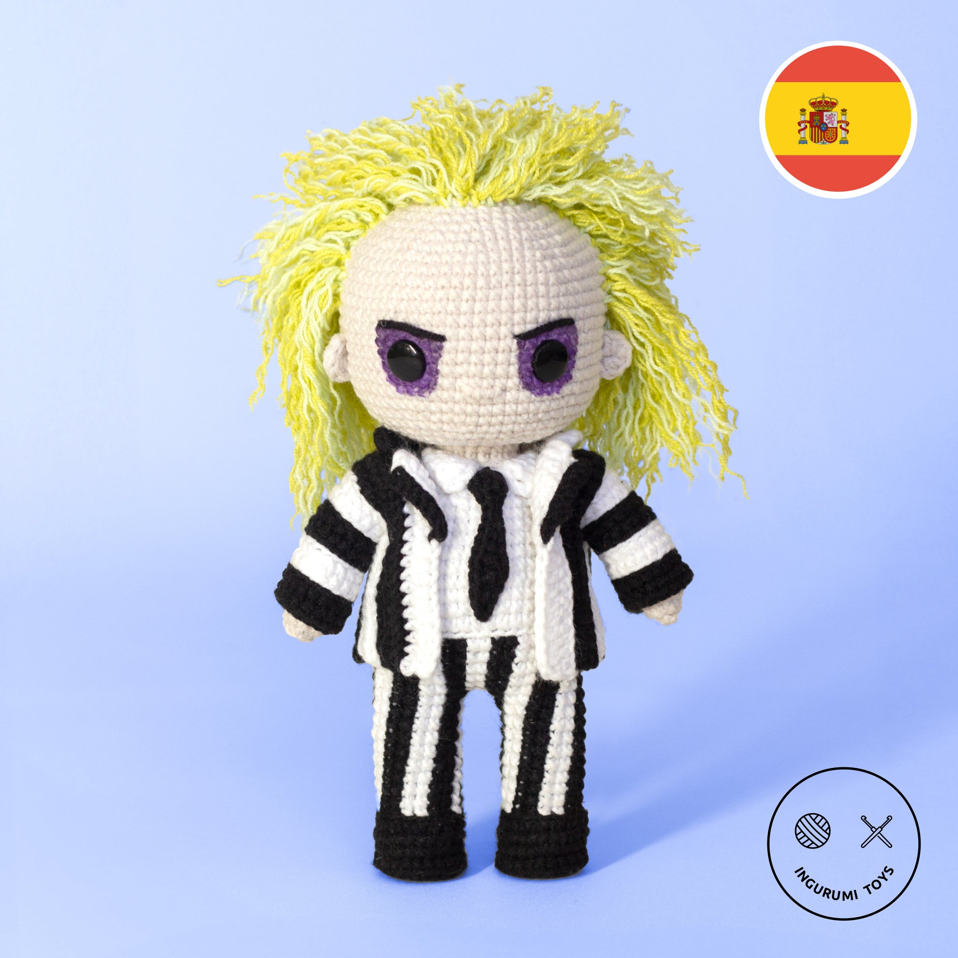 Muñeco amigurumi de Beetlejuice hecho a mano con técnica de crochet, patrón PDF descargable.