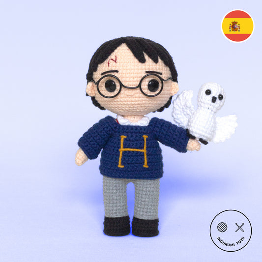 Patrón de amigurumi de Harry Potter con muñeco en suéter azul con una letra 'H' bordada y búho Hedwig tejido a ganchillo