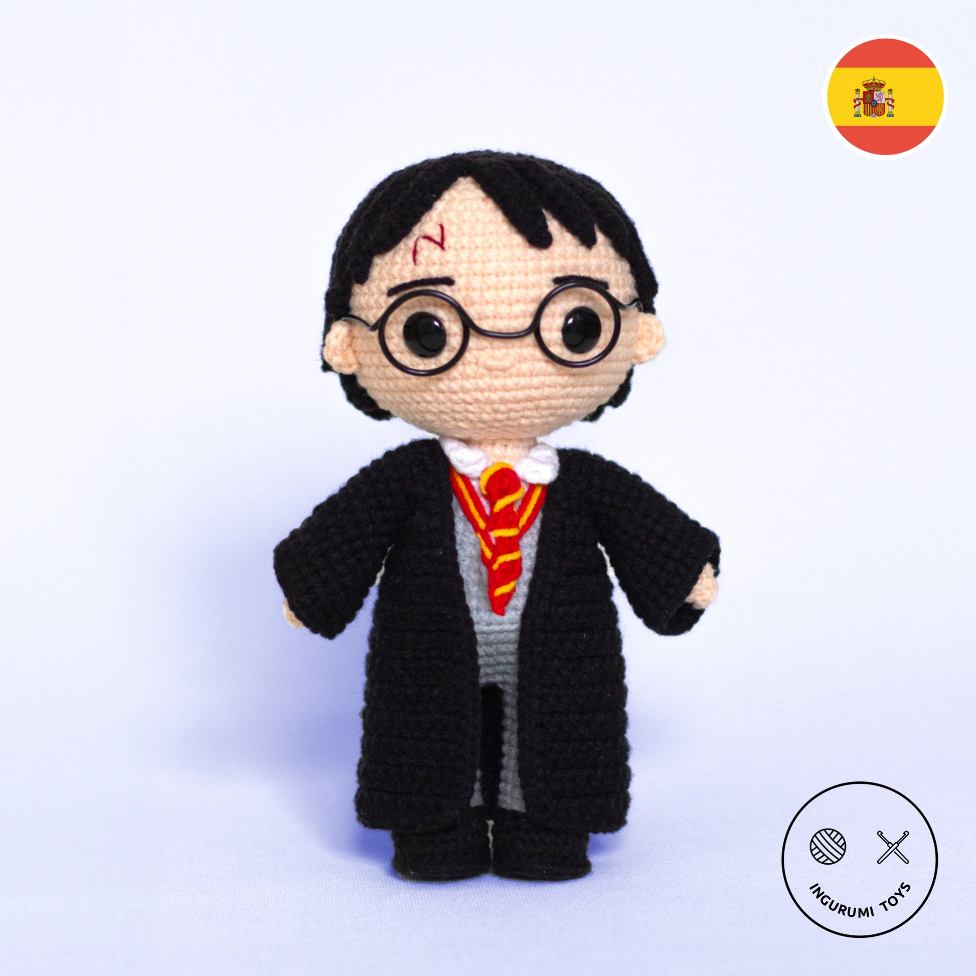 Patrón de amigurumi de Harry Potter con muñeco en capa negra, corbata roja y amarilla y búho Hedwig tejido a ganchillo.